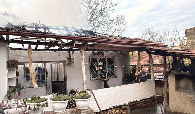 Erbaa'da elektrik kontağından çıkan yangın evi küle çevirdi