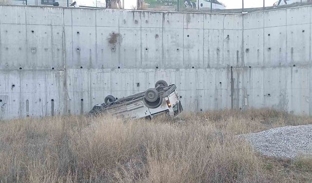 Hafif ticari araç 8 metrelik istinat duvarından sahaya uçtu: 1 ağır yaralı