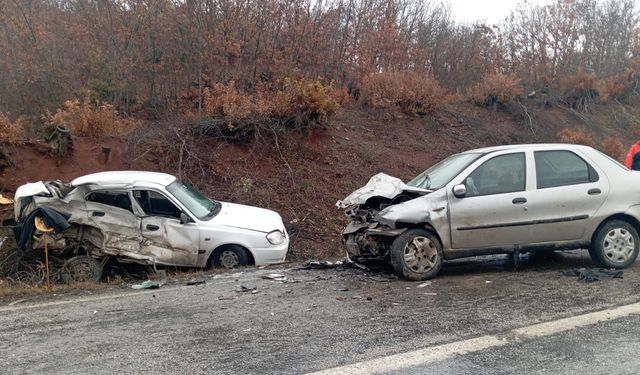 İki otomobil çarpıştı: 1 ölü, 1'i ağır 2 yaralı