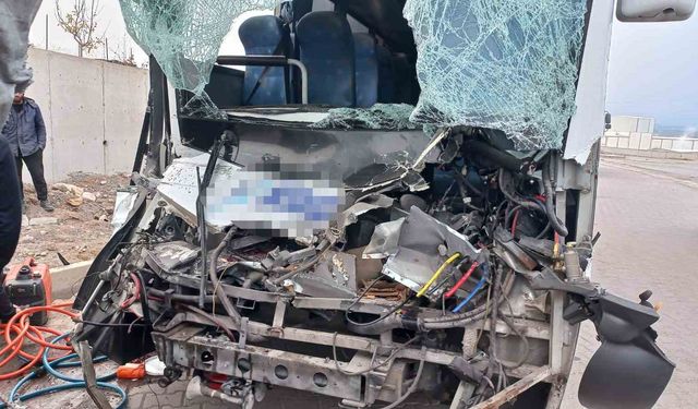İşçi servisi tıra arkadan çarptı: Çok sayıda yaralı var