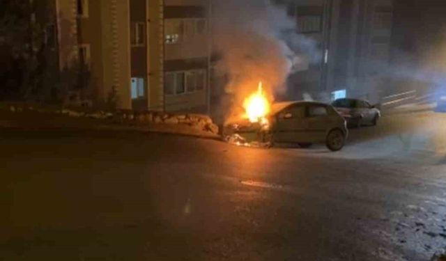 İstinat duvarına çarpan otomobil alev aldı