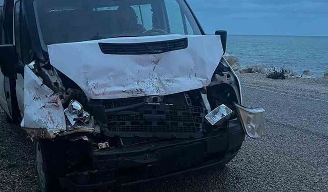 Kamyona çarpan servis aracındaki 3 öğrenci yaralandı