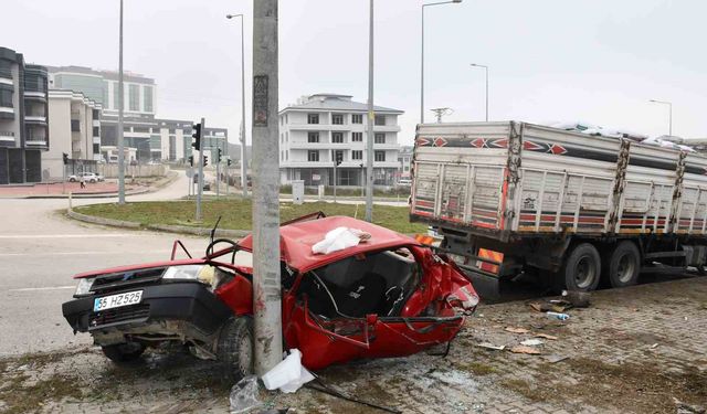 Kamyonun çarptığı Tofaş kağıt gibi katlandı: 4 yaralı