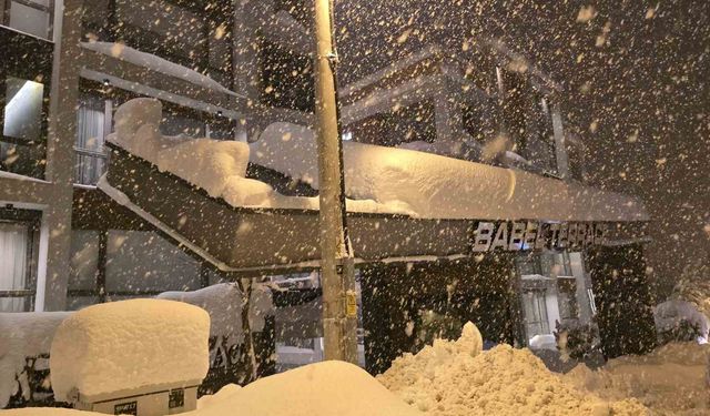 Kar yükünü taşıyamayan site giriş tacında yıkılma tehlikesi