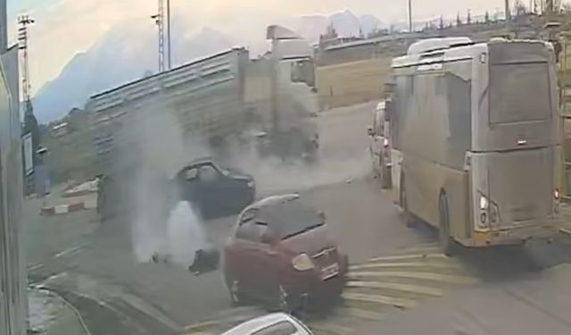 Karaman'da kamyon otomobile çarptı: 2 yaralı