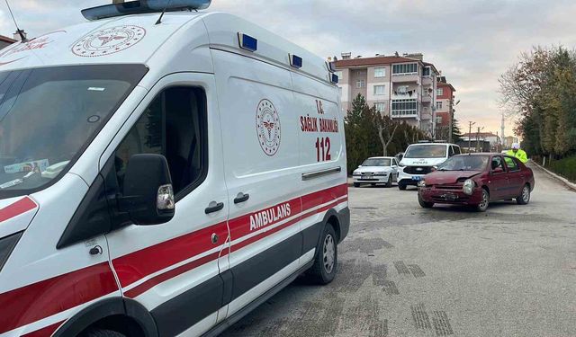 Karaman'da otomobiller çarpıştı: 3 yaralı