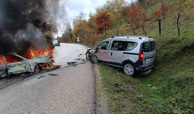 Kastamonu'da hafif ticari araç ile otomobil çarpıştı: 2 yaralı