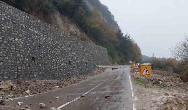 Kastamonu'da heyelan sebebiyle çöken yol ulaşıma kapandı