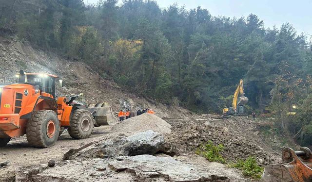 Kastamonu'da heyelan sebebiyle kapanan yol ulaşıma açıldı