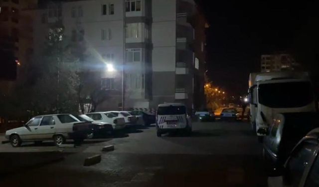 Kayseri'de ekipler 1 saat arayla yaşanan farklı olaylarda bıçakla yaralanan 2 şahsı araçta buldu