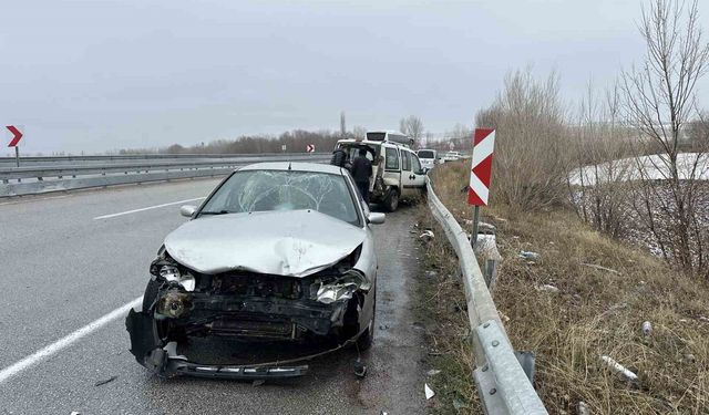 Kaza yapan araçlarının yanında bekleyen vatandaşlara otomobil çarptı: 5 yaralı