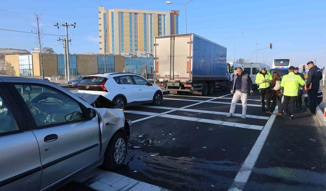 Kırmızı ışıkta bekleyen araca çarptı: 3 yaralı