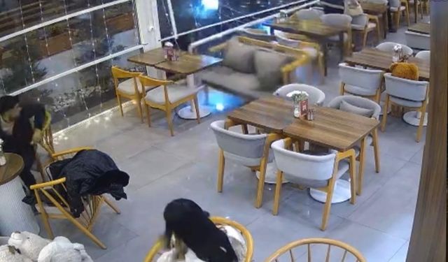 Kontrolden çıkan otomobil kafeteryaya girdi: Saniyelerle kurtuldular