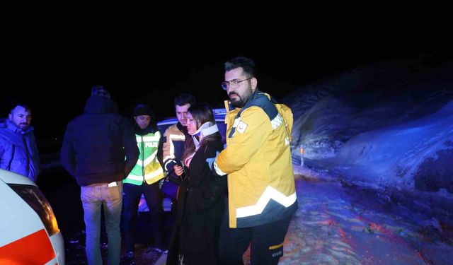 Kontrolden çıkan otomobil kayaya çarparak durabildi