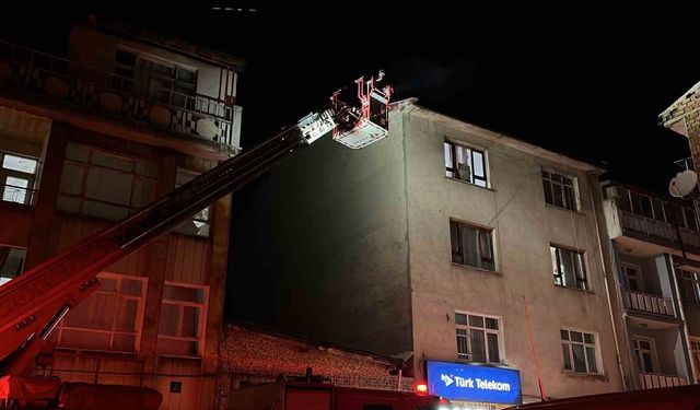 Konya'da 3 katlı binanın çatısında yangın paniği