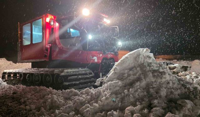 Köyde mahsur kalan tansiyon hastası, 5 saatlik mücadeleyle hastaneye ulaştırıldı