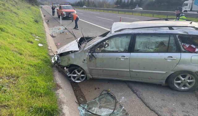 Lastiği patlayan otomobil bariyere çarpıp takla attı