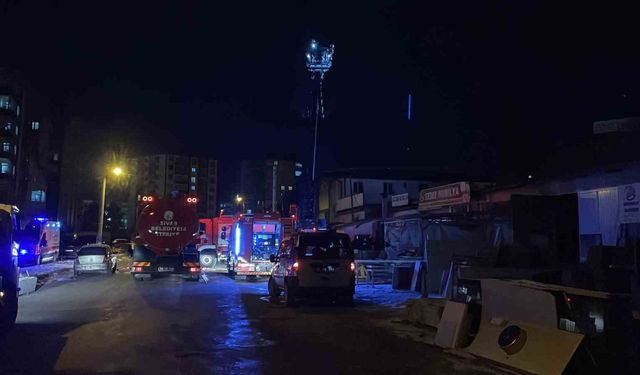 Mobilya imalathanesinde çıkan yangın paniğe neden oldu