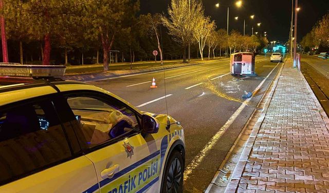 Önüne köpek çıkan araç yan yattı: 2 yaralı