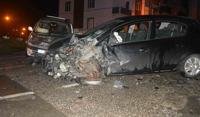 Ordu'da hafif ticari araç ile otomobil kafa kafaya çarpıştı: 1 ölü, 4 yaralı