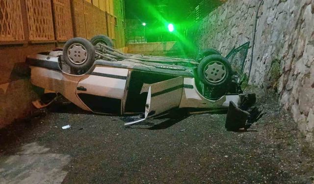 Otomobil istinat duvarından okulun bahçesine düştü: 2 yaralı