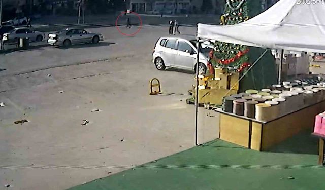 Otomobilin çarptığı yaşlı kadın metrelerce savruldu: O anlar kamerada