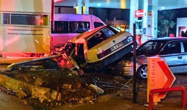 Park halindeki araçlara çarpan otomobil hurdaya döndü: 1 ölü, 1 ağır yaralı