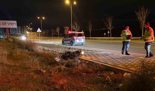 Polisten kaçan motosiklet sürücüsü ters yöne girerek, kaza yaptı: 1 yaralı