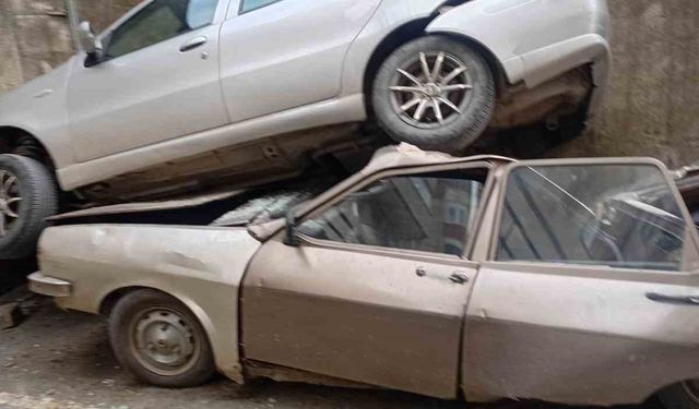 Rampada geriye kayan otomobil 8 metreden düşerek park halindeki aracın üzerine çıktı