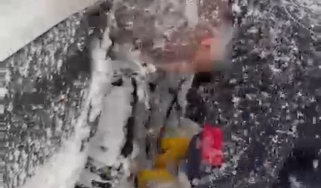 Sağlık ekiplerinin kar mesaisi: Zincir takıp hastaya ulaştılar