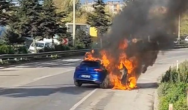 Samsunsporlu Musaba'nın otomobili alev alev yandı, futbolcu yara almadan kurtuldu
