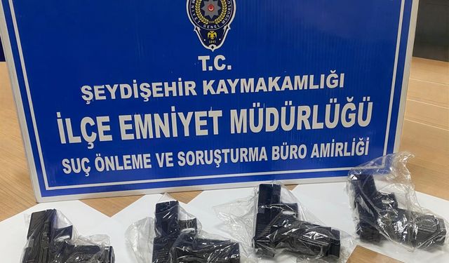 Seydişehir'de polis şüpheli araçtan 4 ruhsatsız tabanca ele geçirdi