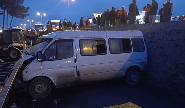 Sinop'ta servis minibüsü ile otomobil çarpıştı: 1 ölü, 10 yaralı