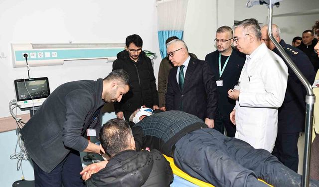 Sivas Valisi, servis kazasında yaralanan öğrencileri ziyaret etti