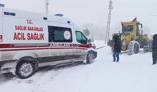 Sivas'ta hamile kadın rahatsızlandı, kapanan yolu açmak için ekipler seferber oldu