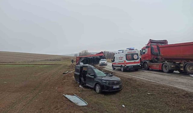 Tırın dorsesi hafif ticari aracın üzerine devrildi: 2 yaralı