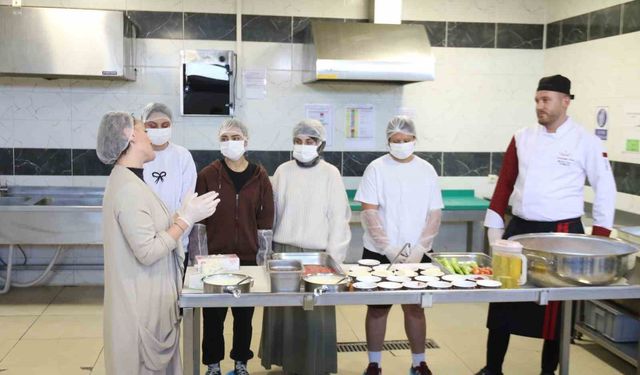 Üniversite öğrencileri Eskişehir'in yöresel lezzetleri için mutfağa girdi