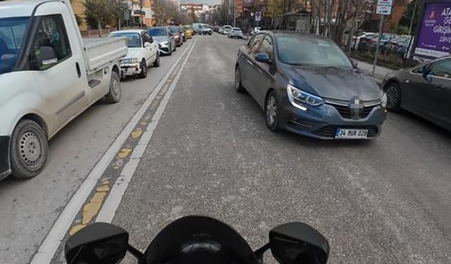 Yoğun trafikte ters yöne giren sürücü tehlikeye davetiye çıkardı