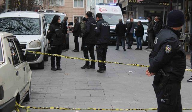 Yoldan geçenleri bıçakladı: 1'i ağır 3 yaralı