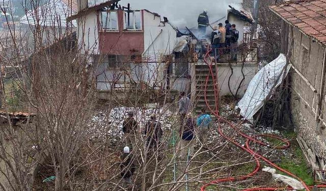 Yozgat'ta binada çıkan yangında yoğun duman gökyüzünü kapladı