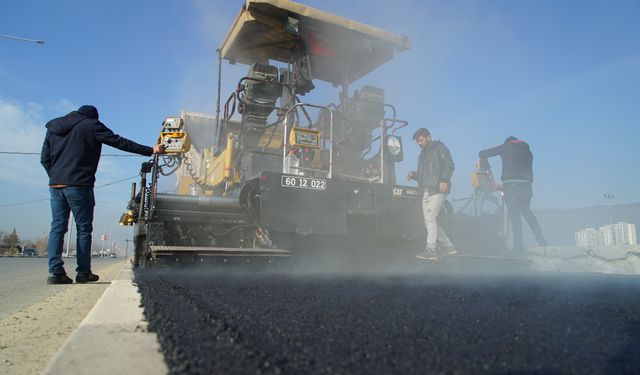 Tokat’ta İlk Kez Desenli Asfalt Kaldırım Uygulaması Başladı