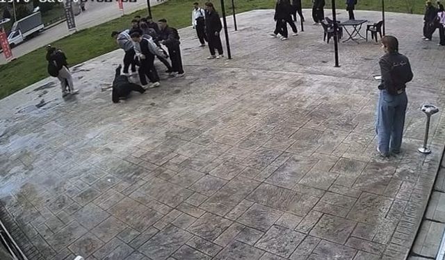 Akran zorbalığı sokağa taştı: Esnaf genci darp edilmekten kurtardı