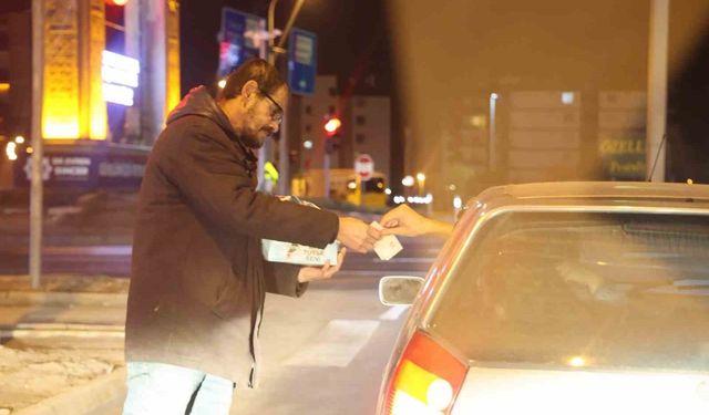 Aksaray'da karayolundaki kavşakta mendil satarak kazanç sağlıyor