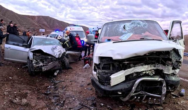 Aksaray'da minibüs ile otomobil kafa kafaya çarpıştı: 6 yaralı