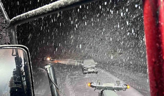Amasya'da karlı dağ yolunda mahsur kalan aile greyderle kurtarıldı