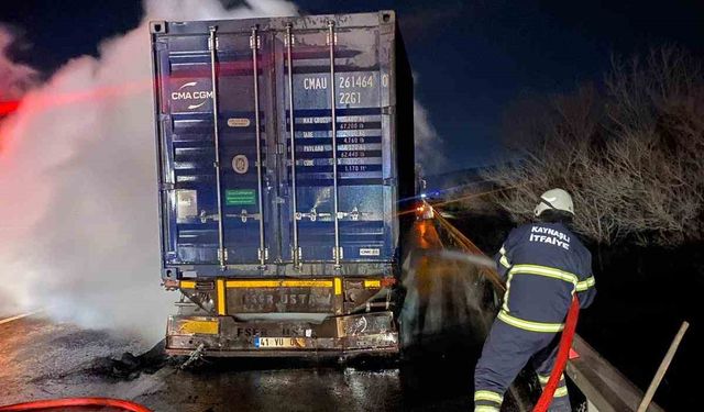 Balatalarından tutuşan tırdaki yangın kısa sürede söndürüldü