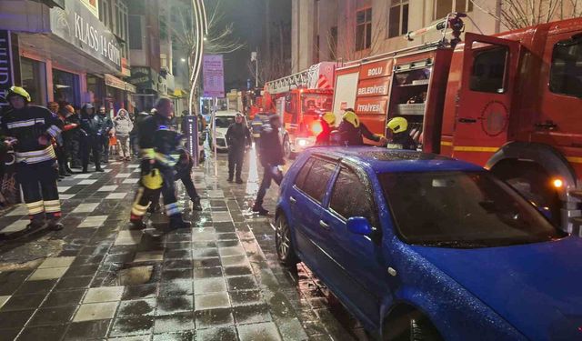 Bolu'da gece saatlerinde korkutan yangın: 2 yaralı