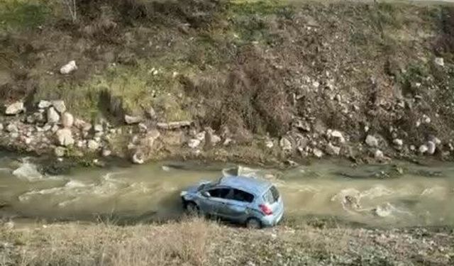 Bolu'da kontrolden çıkan otomobil, dereye uçtu: 3 yaralı