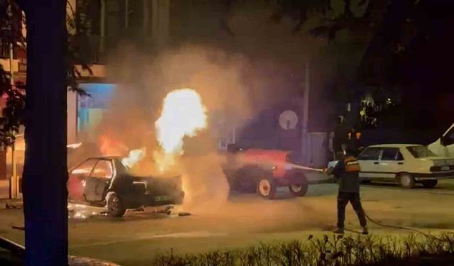 Bolu'da park halindeki otomobil alev alev yandı