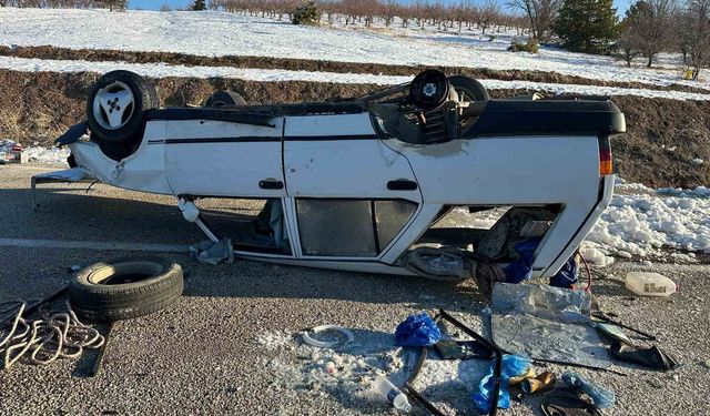 Buzda kayan otomobil takla attı